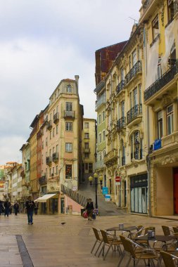 Coimbra, Portekiz - 1 Mart 2019: Rua Ferreira Borges Coimbra eski kasaba kafede birçok farklı mağazaları ile