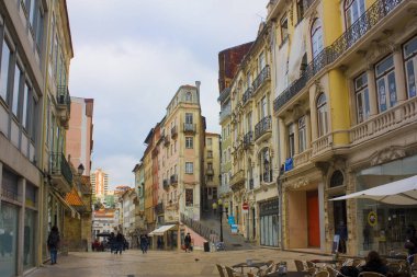 Coimbra, Portekiz - 1 Mart 2019: Rua Ferreira Borges Coimbra eski kasaba kafede birçok farklı mağazaları ile