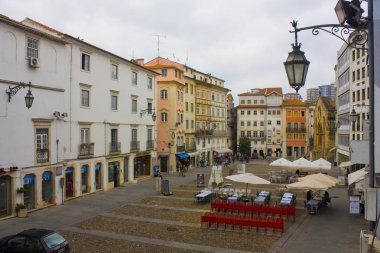 Coimbra, Portekiz - 1 Mart 2019: Praça Comercio Coimbra eski kasaba meydanında