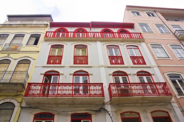 Coimbra, Portekiz - 1 Mart 2019: Coimbra eski alt şehir eski evlerde