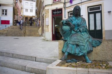 Coimbra, Portekiz - 1 Mart 2019: Anıt şarkıcı - Almedina Coimbra eski şehir İlçesi'nde Tricana Coimbra (ya da kız bir sürahi ile)