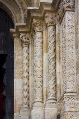 Coimbra, Portekiz - 1 Mart 2019: Coimbra S Velha katedral eski parçalara ayırması