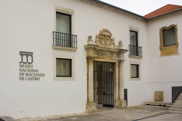 КОИМБРА, ПОРТГАЛИЯ - 1 марта 2019 года: Национальный музей Мачадо де Кастро в Старом городе Уппер в Коимбре.
