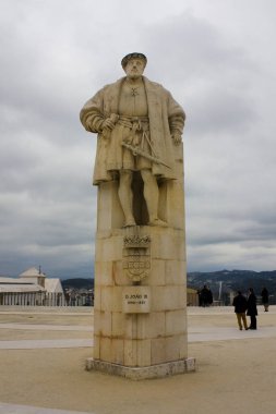 Coimbra, Portekiz - 1 Mart 2019: Anıt Coimbra Üniversitesi, Portekiz, John III (Kral, Portekiz'de 16. yüzyıl)