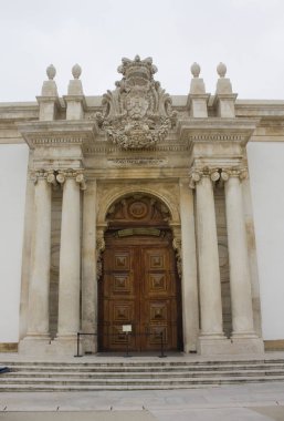 Coimbra, Portekiz - 1 Mart 2019: Coimbra Üniversitesi'nde eski Kütüphane kapı