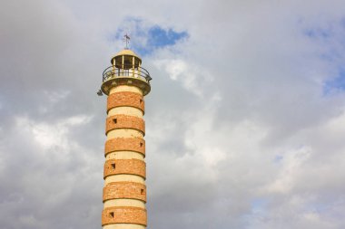 Lisbon, Portekiz - 1 Mart 2019: Eski Belem deniz feneri Lizbon'daki Tagus Nehri üzerinde