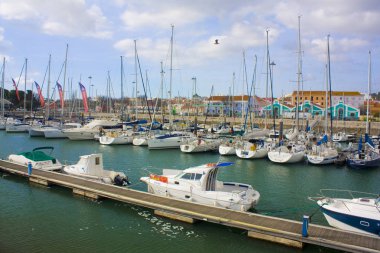 Lisbon, Portekiz - 1 Mart 2019: Doca de Belem Harbour Portekiz'de Lizbon şehir merkezinde huzur, yatlar 