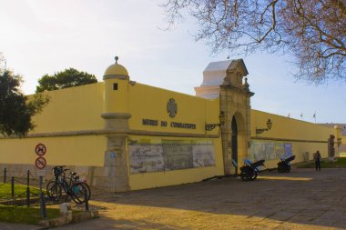 Lisbon, Portekiz - 1 Mart 2019: Fort Bom Sucesso (iyi başarı kale) ve Müzesi, savaşçı (Museu Combatente) Belem bölgesi içinde