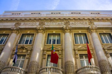 Lisbon, Portekiz - 1 Mart 2019: Bina Banco Santander Portekiz (eski adı Banco Santander Totta) dekoratif elemanları ile: yarım daire balkon, aslan kafaları Lizbon