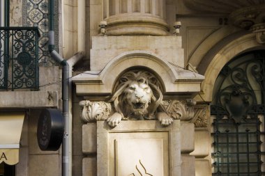 Lisbon, Portekiz - 1 Mart 2019: Aslan baş heykel sütun Banco Santander Portekiz p cephe biri üzerinde