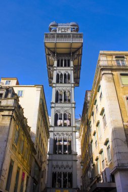 Lisbon, Portekiz - 1 Mart 2019: Elevador de Santa Justa - Lizbon merkezinde geleneksel tarihsel asansörü