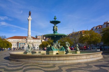 Lisbon, Portekiz - 1 Mart 2019: Rossio Meydanı. Lizbon'da Baixa bölgede bulunan çeşme ile