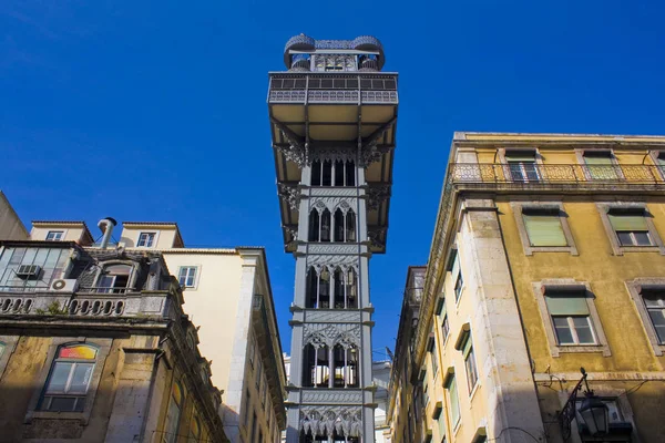 Lisbon, Portekiz - 1 Mart 2019: Elevador de Santa Justa - Lizbon merkezinde geleneksel tarihsel asansörü