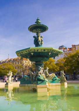 Lisbon, Portekiz - 1 Mart 2019:Fountain Rossio Meydanı Lizbon'da Baixa bölgesinde