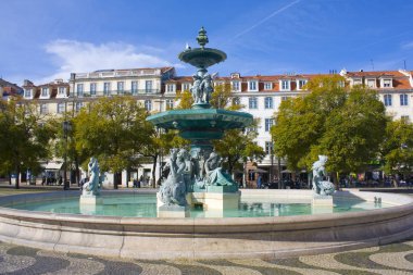 Lisbon, Portekiz - 1 Mart 2019: Rossio Meydanı. Lizbon'da Baixa bölgede bulunan çeşme ile