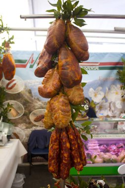 Lisbon, Portekiz - 1 Mart 2019: Lezzetli sosis Lizbon şehir peri adlı bir Pazar sayaçta