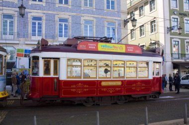 Lisbon, Portekiz - 1 Mart 2019: Tarihi klasik kırmızı tramvay kısmen Lizbon'da gezinme ahşap inşa Lizbon