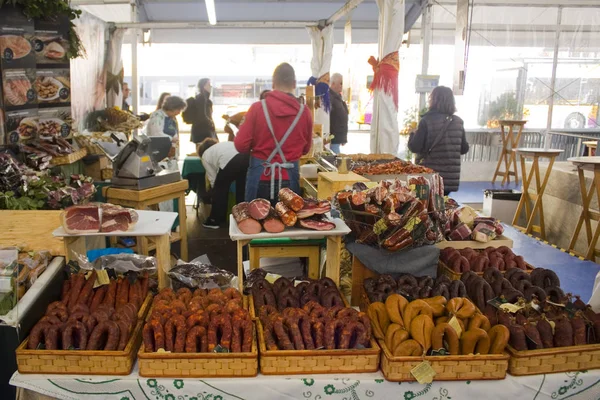 Lisbon Portugal Maart 2019 Smakelijke Worst Een Teller Van Markt — Stockfoto