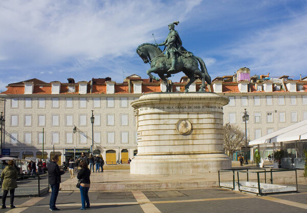 ЛИСБОН, ПОРТУГАЛЬ - 1 марта 2019 года: бронзовая конная статуя короля Жоао I скульптора Леопольдо де Алмейда на площади фигового дерева (Praca da Figueira) в Лиссабоне

