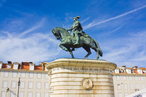 ЛИСБОН, ПОРТУГАЛЬ - 1 марта 2019 года: бронзовая конная статуя короля Жоао I скульптора Леопольдо де Алмейда на площади фигового дерева (Praca da Figueira) в Лиссабоне
