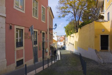 Lizbon, Portekiz - 1 Mart 2019: Old Town Lizbon güzel eski dar sokak
