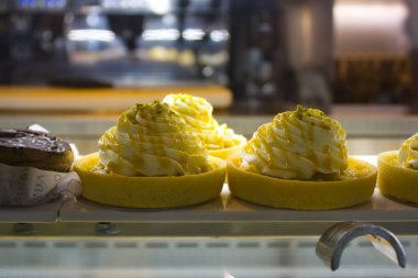 Lisbon, Portekiz - 1 Mart 2019: Geleneksel Portekiz tatlı pasta bir fırın