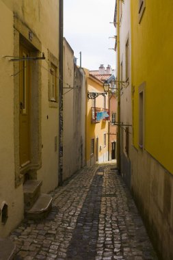 Lizbon, Portekiz - 1 Mart 2019: Old Town Lizbon güzel eski dar sokak