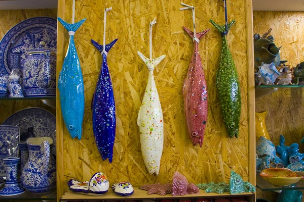 葡萄牙里斯本 2019年3月1日 在里斯本的葡萄牙纪念品商店装饰当地的陶瓷沙丁鱼 — 图库照片