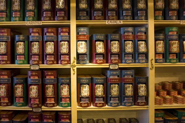 Lisboa Portugal Marzo 2019 Coloridas Sardinas Enlatadas Una Tienda Local — Foto de Stock