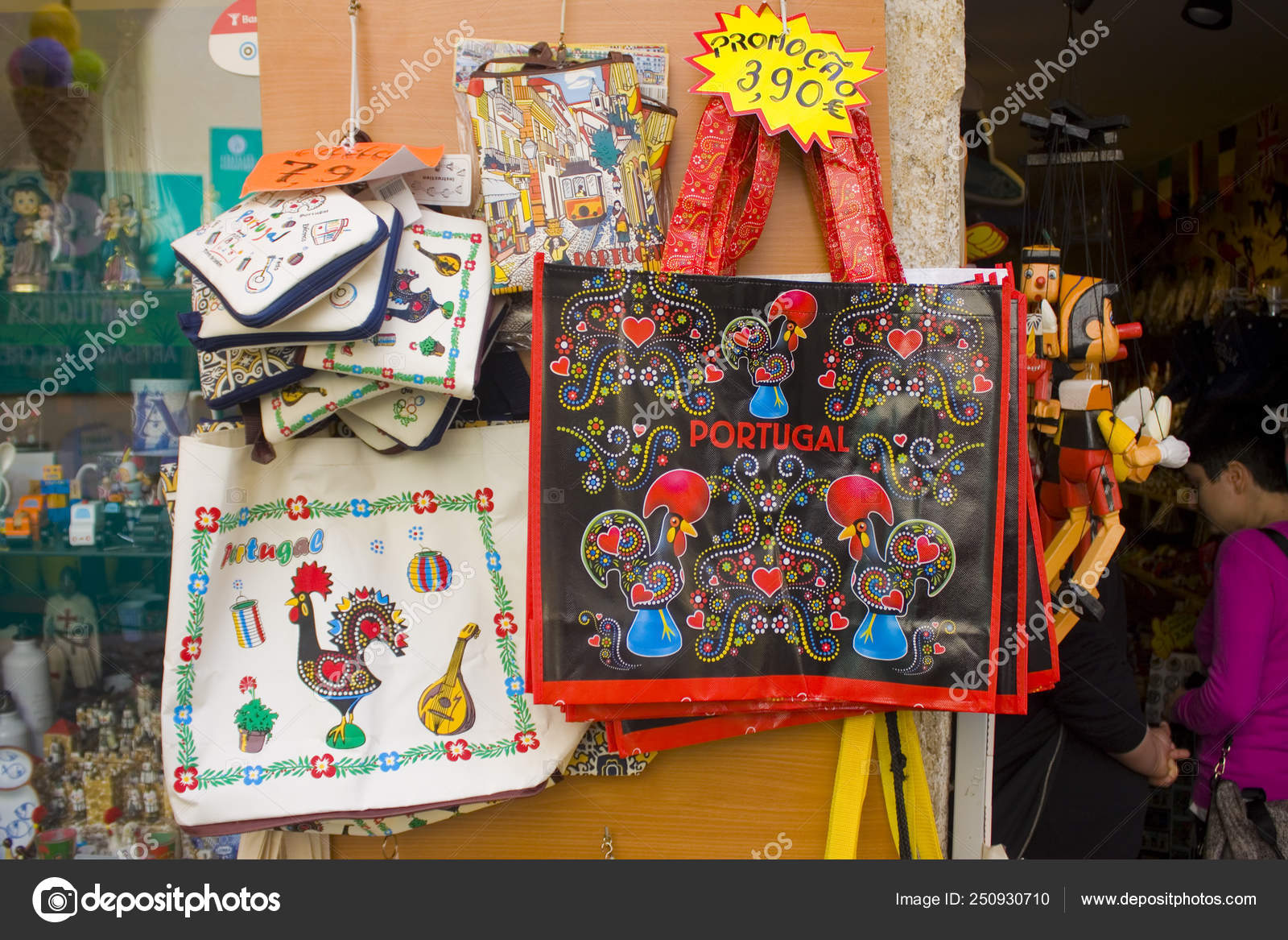 Porto Portugal Marts 2019 Traditionelle Portugisiske Souvenirposer Tekstil Med Barcelos – Redaktionelle stock-fotos ©