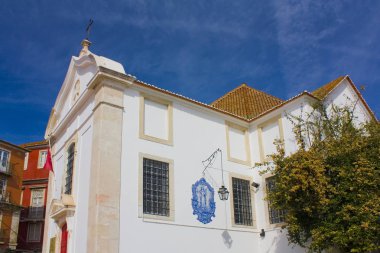 Lisbon, Portekiz - 1 Mart 2019: Santa Luzia kilise bakış açısı, Santa Luzia (Miradouro de Santa Luzia) Lizbon yakınındaki