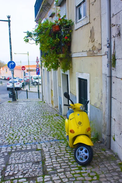 Lisboa Portugal Marzo 2019 Scooter Amarillo Estacionado Calle Lisboa — Foto de Stock