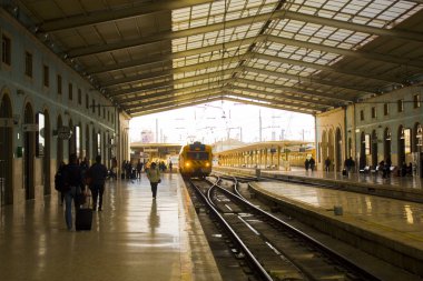 Lizbon, Portekiz - 1 Mart 2019: Santa Apolonia tren istasyonu Lizbon iç