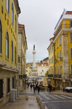 Lisbon, Portekiz - 1 Mart 2019: Görünümüyle sütun Pedro IV Lizbon Rossio Meydanı