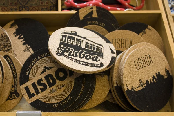 Lisbon, Portekiz - 1 Mart 2019: ork kupa bardak Hediyelik eşya dükkanı Lizbon'da sembolleri ile 