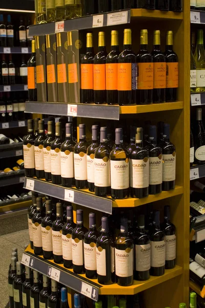 Lissabon Portugal Maart 2019 Wijn Winkel Met Verschillende Flessen Planken — Stockfoto