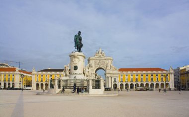 Lisbon, Portekiz - 1 Mart 2019: Rua Augusta Arch bir mermer zafer tarihi anıt ve Commerce Square (Praça Comercio) Lizbon üzerinde ana çekim olduğunu
