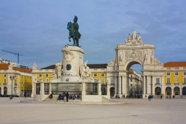Lisbon, Portekiz - 1 Mart 2019: Rua Augusta Arch bir mermer zafer tarihi anıt ve Commerce Square (Praça Comercio) Lizbon üzerinde ana çekim olduğunu
