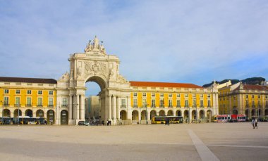 Lisbon, Portekiz - 1 Mart 2019: Ünlü zafer Augusta takı Praça Comercio (Commerce Square) Lizbon yönü