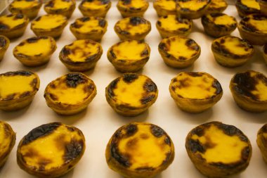 Lisbon, Portekiz - 1 Mart 2019: Geleneksel Lizbon yumurta tart - hamur işleri pasteis de nata Portekiz