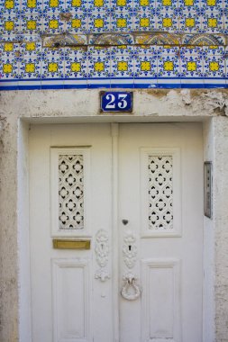 Lisbon, Portekiz - 1 Mart 2019: Lizbon Belem İlçesi'nde eski beyaz kapı