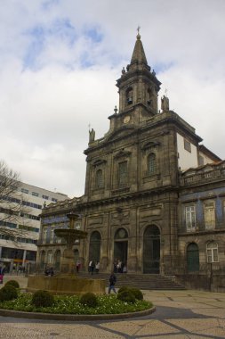 Porto, Portekiz - 3 Mart 2019: Trindade kilise Porto eski şehir