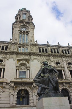 Porto, Portekiz - 3 Mart 2019: Anıt Portekizli yazar Almeida Garrett, Barata Feyo Porto Belediye Binası önünde heykeltıraş tarafından yapılan