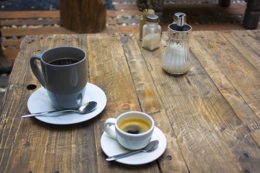 Ahşap bir masa üzerinde kahve fincanı