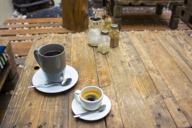 Ahşap bir masa üzerinde kahve fincanı