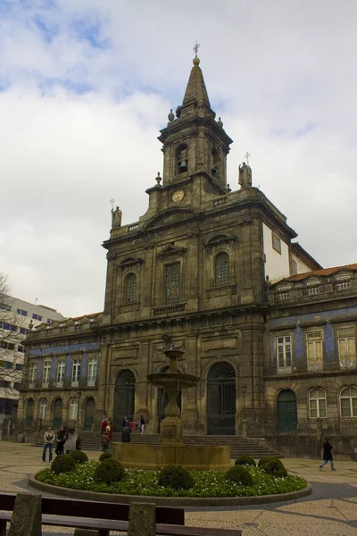 Porto, Portekiz - 3 Mart 2019: Trindade kilise Porto eski şehir