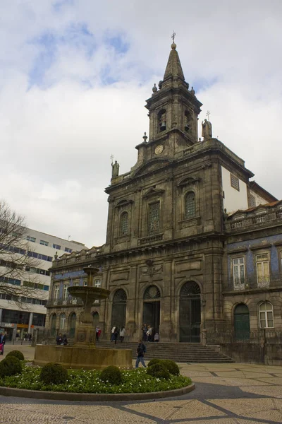 Porto, Portekiz - 3 Mart 2019: Trindade kilise Porto eski şehir