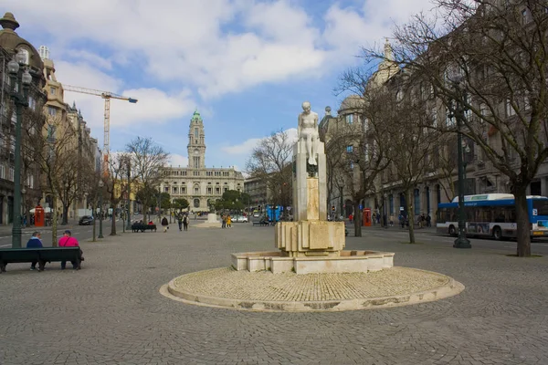 葡萄牙波尔图 2019年3月3日 波尔图自由广场 自由广场 上的青春喷泉或裸体女孩 — 图库照片