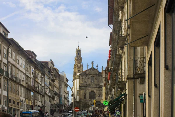 Porto, Portekiz - 3 Mart 2019: Çan kulesi yolu üzerinde trarric ile kare Liberty'den Clerigos kilise Torre dos Clerigos görünümü olan bir ünlü panoramik bakış açısı hedef Porto 