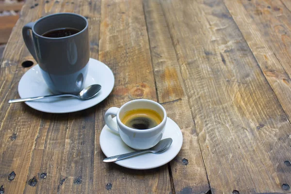 Ahşap bir masa üzerinde kahve fincanı